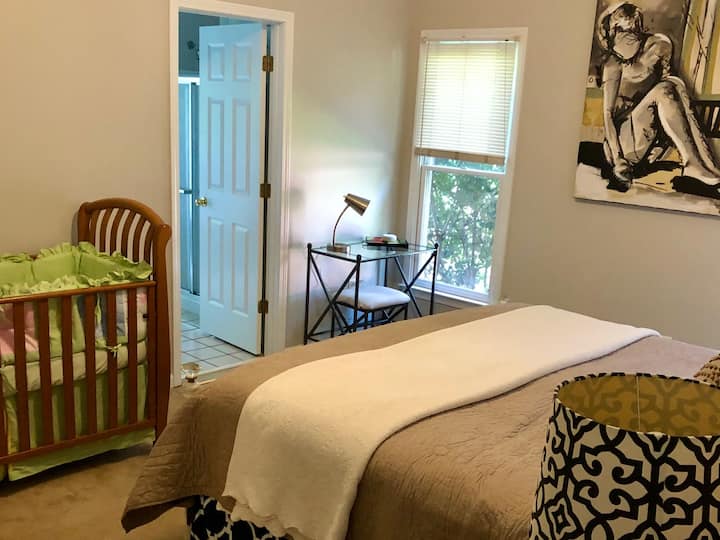 Glavna spavaća soba uključuje bračni krevet (180x200) i upečatljiv dekor