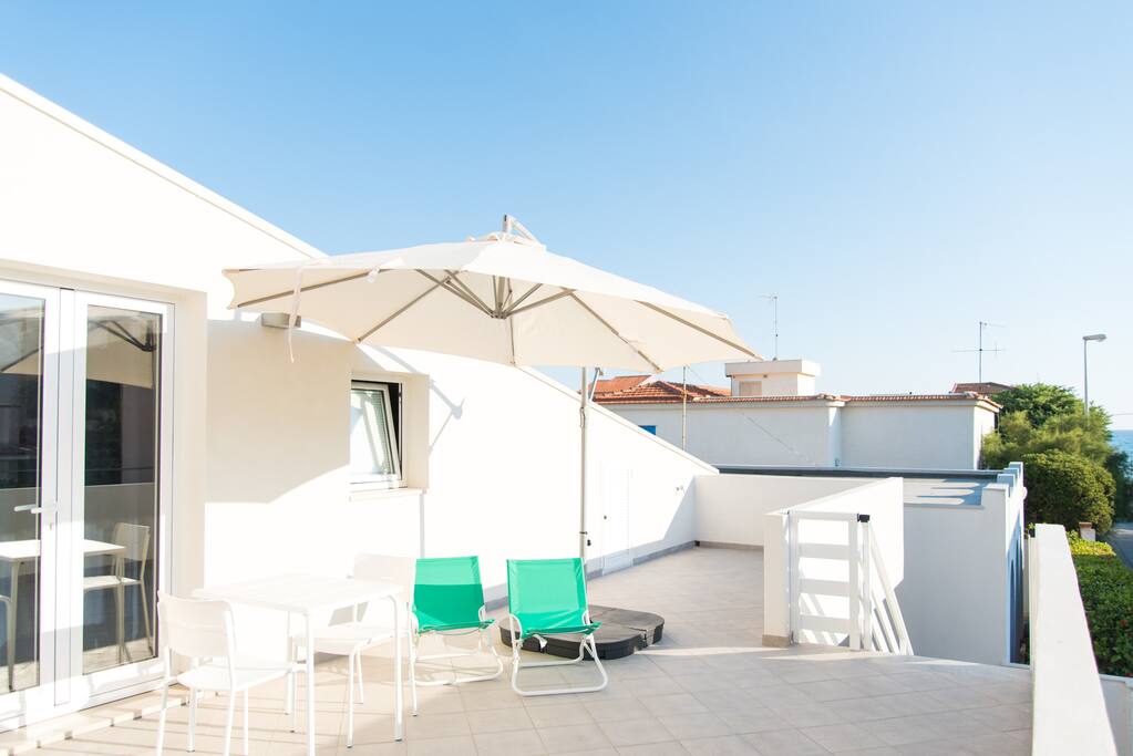 Ampia veranda esterna con area solarium e veduta mare