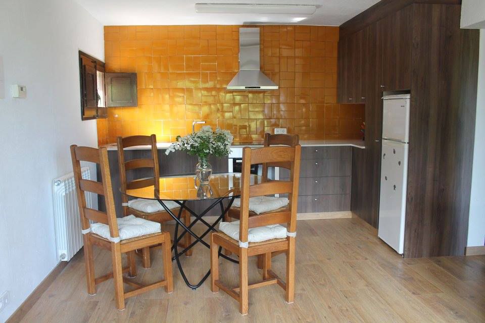 Full kitchen image 1 at Can Mallorca in Santa Pau