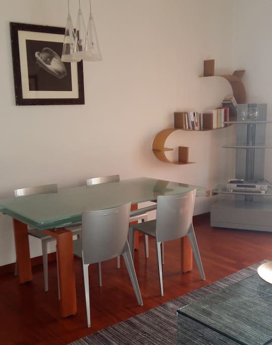 zona pranzo con tavolo allungabile sino a 6 posti.