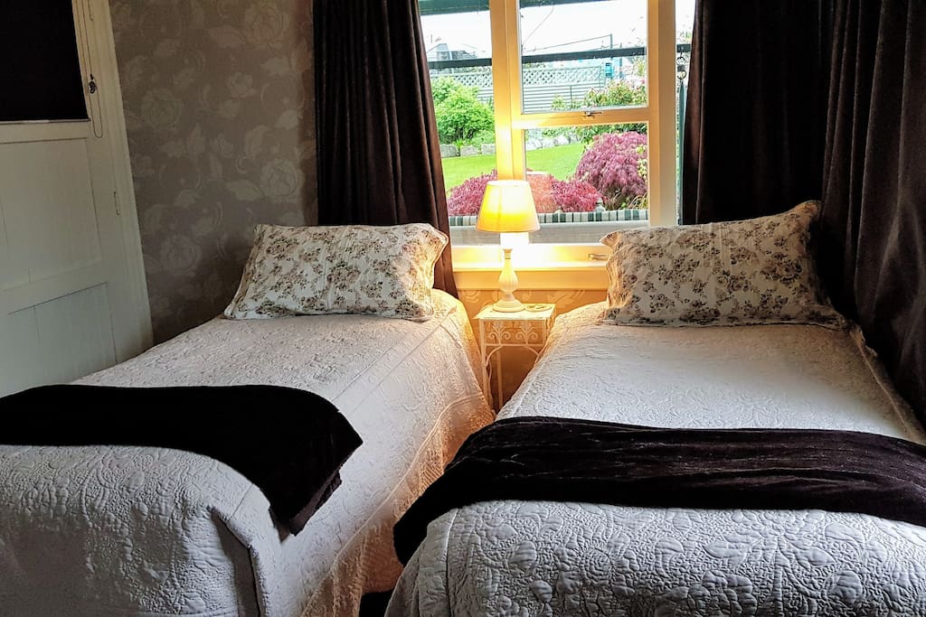 Twin beds can be made into 1 bed