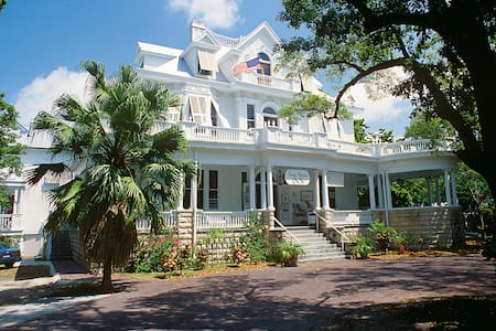 Curry Mansion Inn  Deluxe King - Cocktails