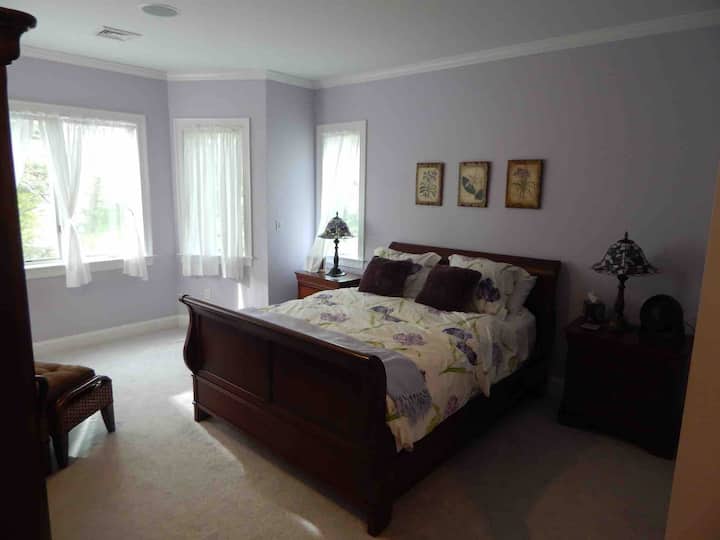 Вид на 2 - ри етаж, спалня с лавандула с двойно легло и баня