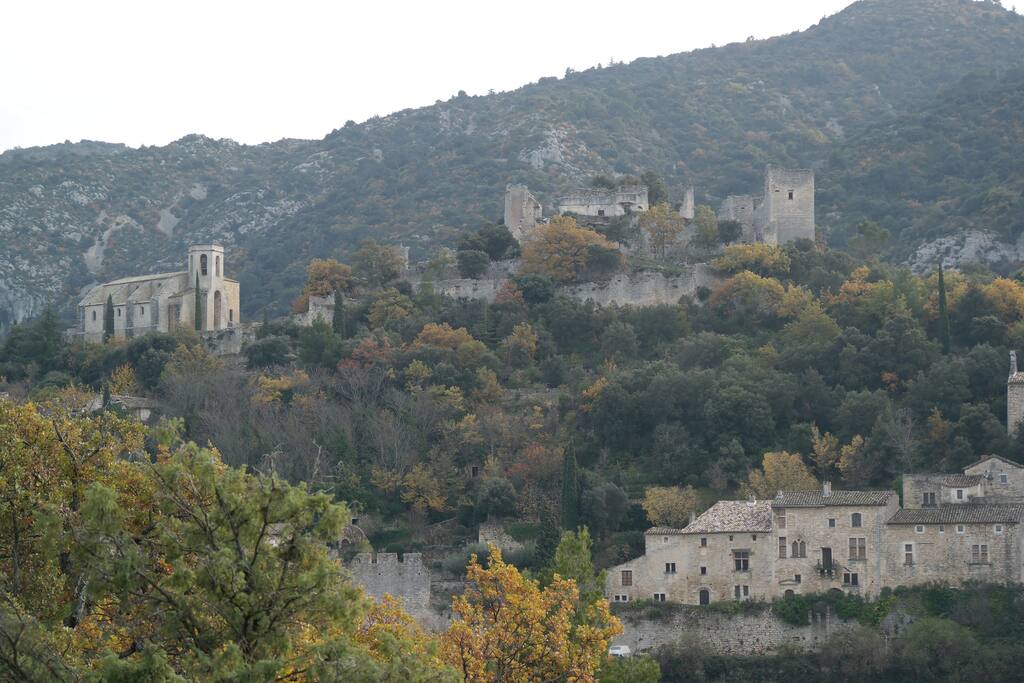 vue du jardin sur Oppede le Vieux