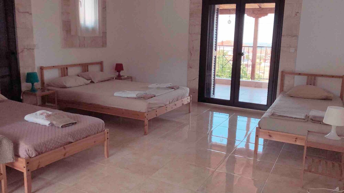 Izba pre 4 osoby s manželskou posteľou a dvoma samostatnými lôžkami