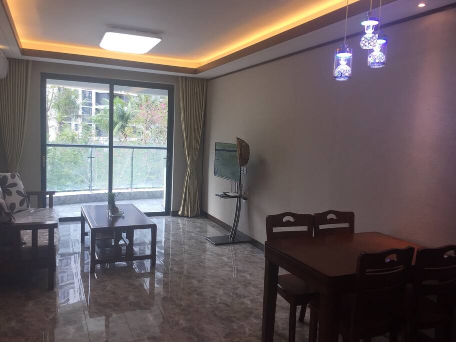 客厅和餐厅