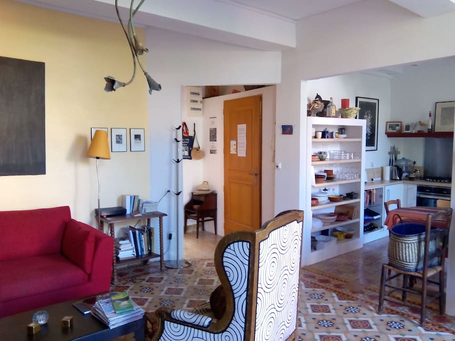 Salon ouvrant sur la cuisine et sur la terrasse par 2 grandes portes fenêtres