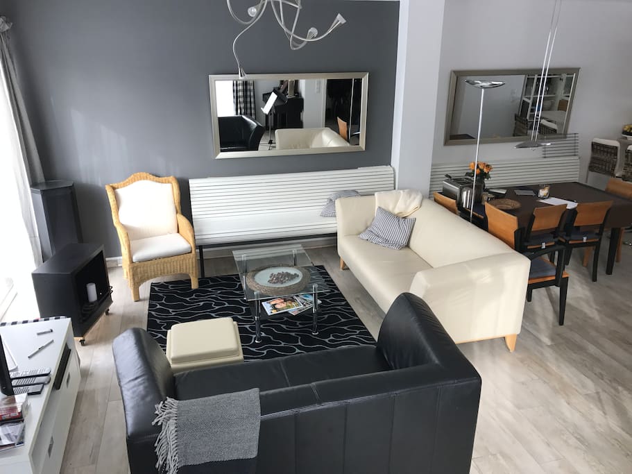 Gemütliche Sitzecke mit TV, Kamin und Musikanlage