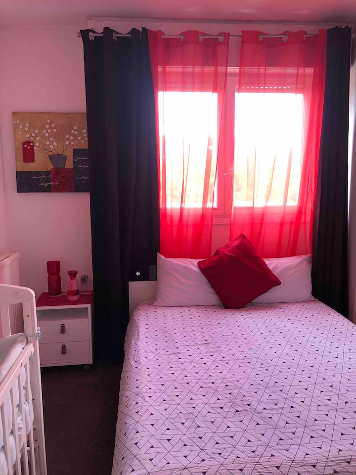 Slaapkamer n3 met 2 persoons bed,kinderbedje en kledingkast 