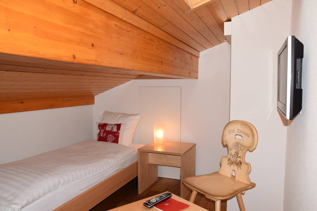 Kleines Zimmer mit TV