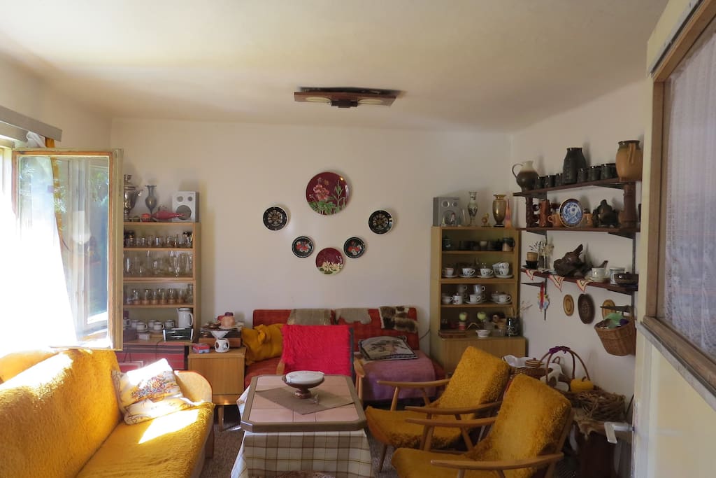 Living room with 'typical' knicknacks.