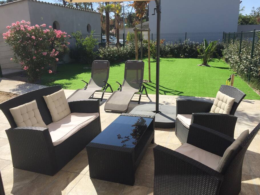 Terrasse carrelée de 30m2 et Jardin de 120m2 avec pelouse synthétique