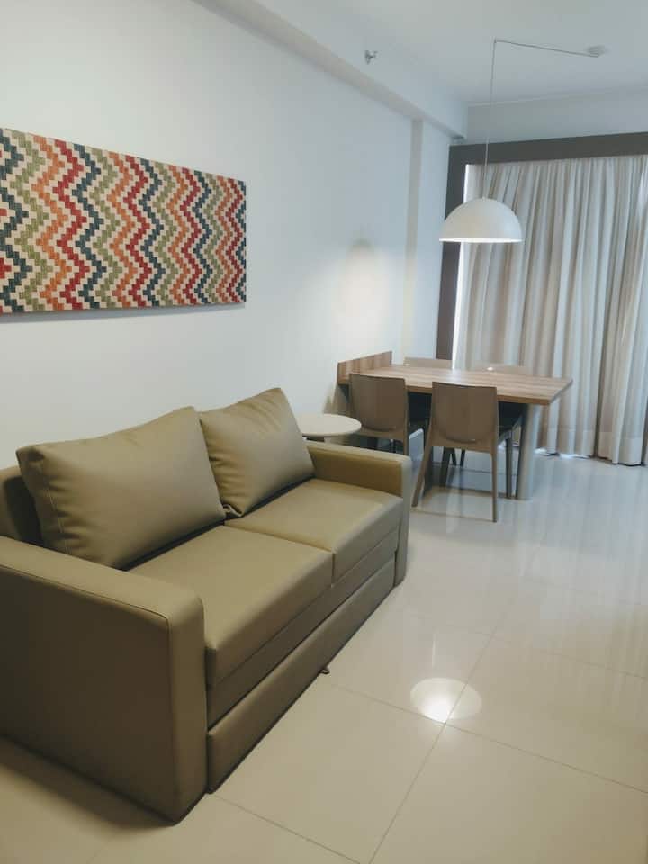 Habitación con estrellas y  comedor.