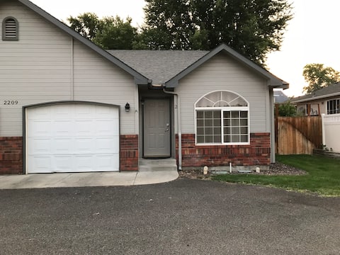 Yakima Vacation Rentals- 3 Bedroom 2 Bath House #2