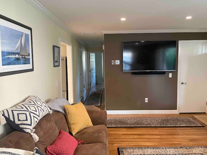 Sweet Spot: Hot Tub, King Bed, Town & Beaches! - Tiverton, RI