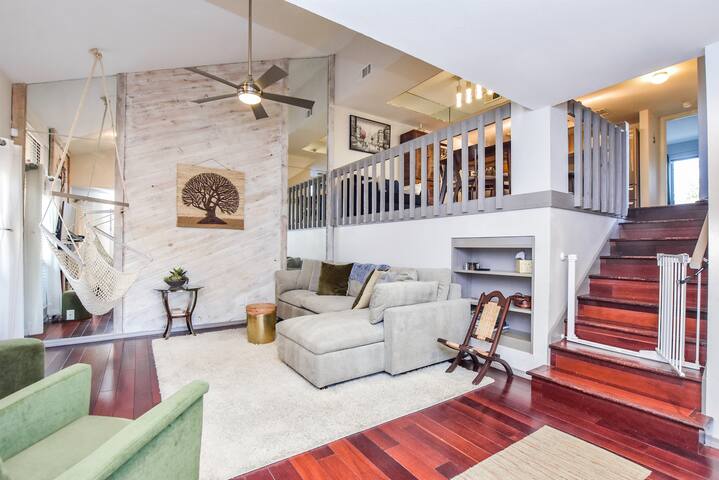 Upscale 3 story Downtown Townhouse