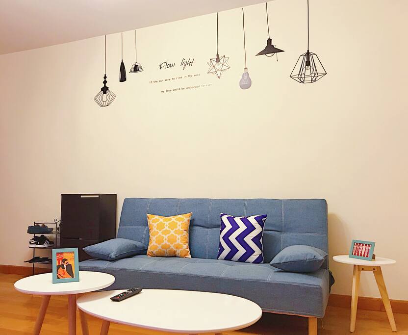 Cozy place just like your home away from home
沙发床展开后有120cm宽 另可根据需要加床
Spacious 3 bedroom 1000 sq ft apartment perfect for families ~
宽敞三房公寓 公寓总面积约有100平米