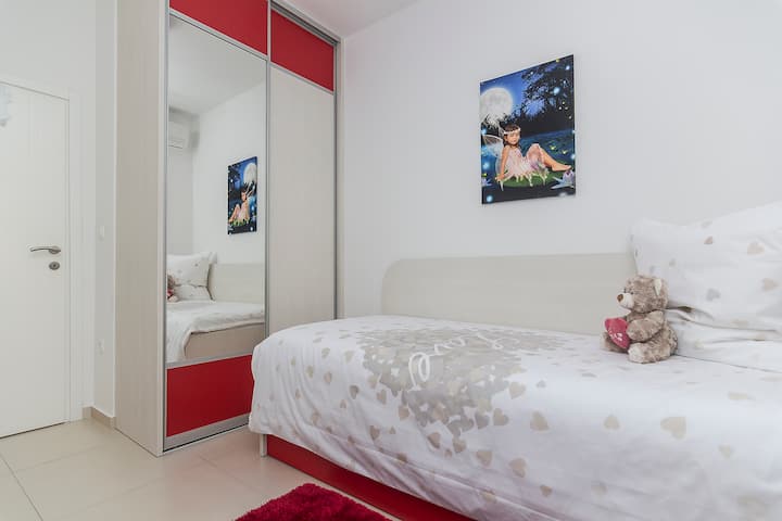 Пентхаус во Макарска со поглед на град, море и планина