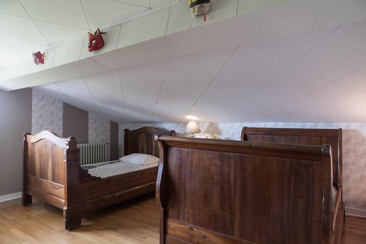 chambre 5 à l'étage
2 lits 120, 1 berceau et 1 lit à barreaux
