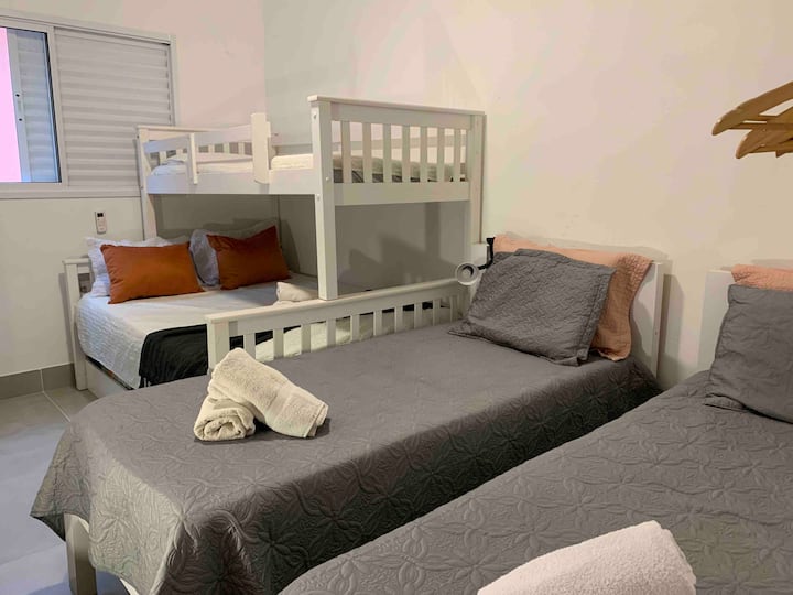 غرفة نوم بسرير بطابقين مع سرير مزدوج و 4 أسرّة مفردة أخرى 