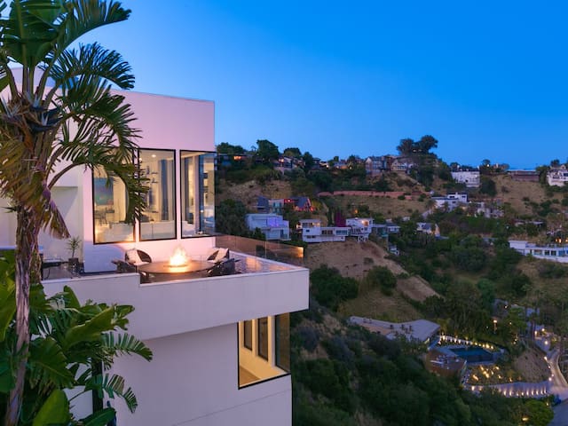 SUNSET PLAZA ESTATE | 4B | Pool | Sauna|