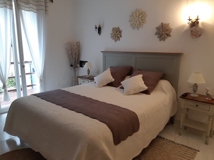 Chambre Provence avec salle de bain (douche italienne) et toilettes