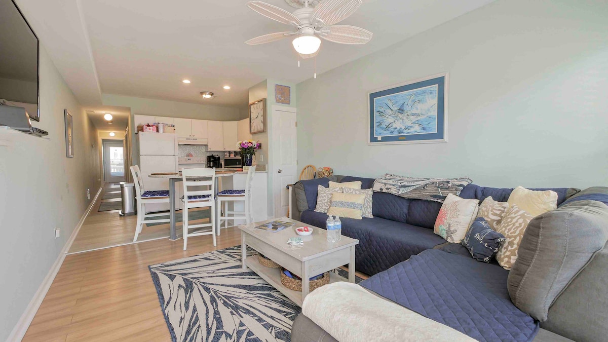 Priestranná, útulná obývacia izba so stolovými hrami pre celú rodinu na oddych a užívanie si.