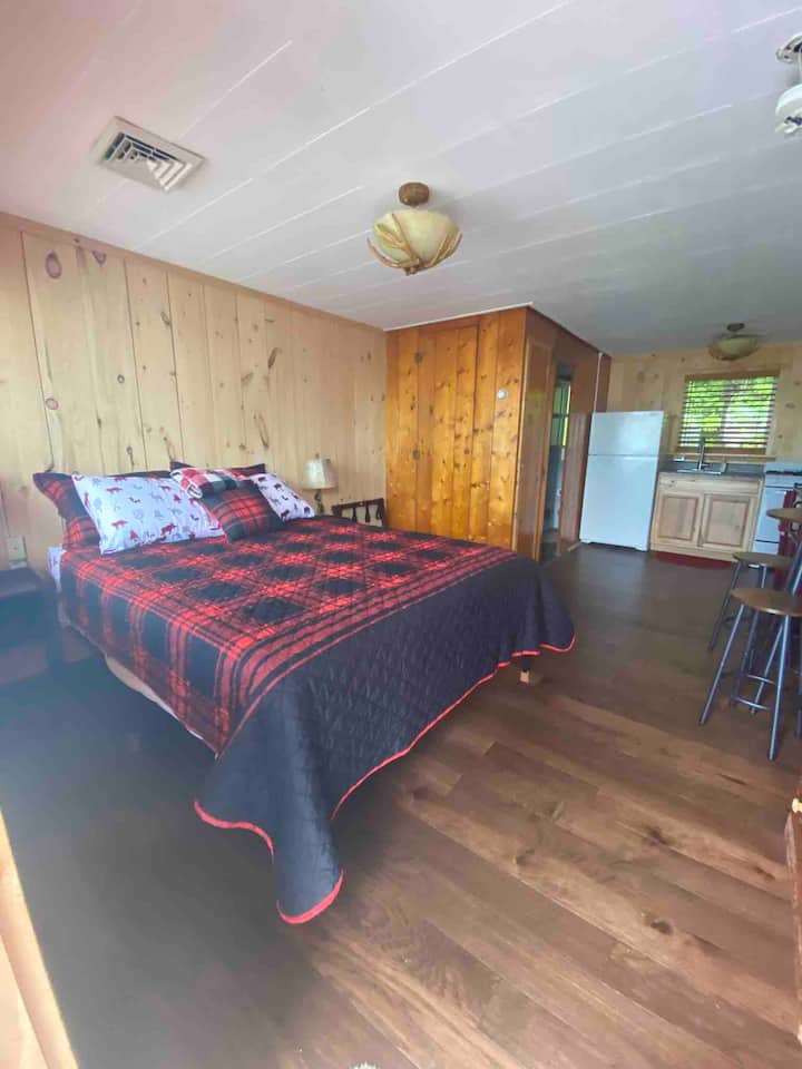 Grand Lake Cottages - Lakeview # 7 Queen Suite