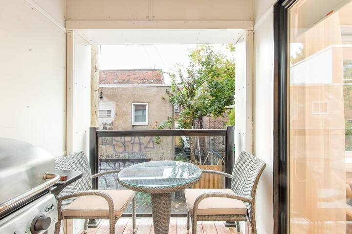 Unwind in a Multilevel Loft in the Heart of Trendy Mile End gallery image 3