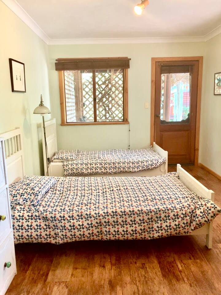 חדר שינה זוגי עם מיטות נוחות