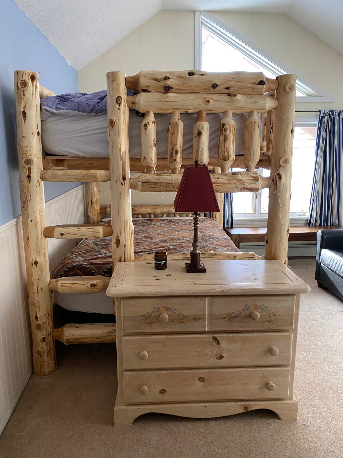 Bidhaa mpya ya ukubwa kamili ya mwerezi bunk vitanda na magodoro mapya ya povu ya kumbukumbu. Kila kitanda kinalala hadi watu wawili.