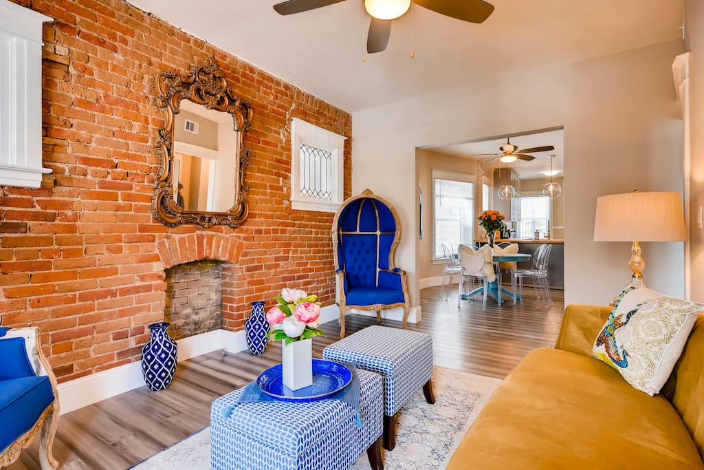 Living area with seating for 7