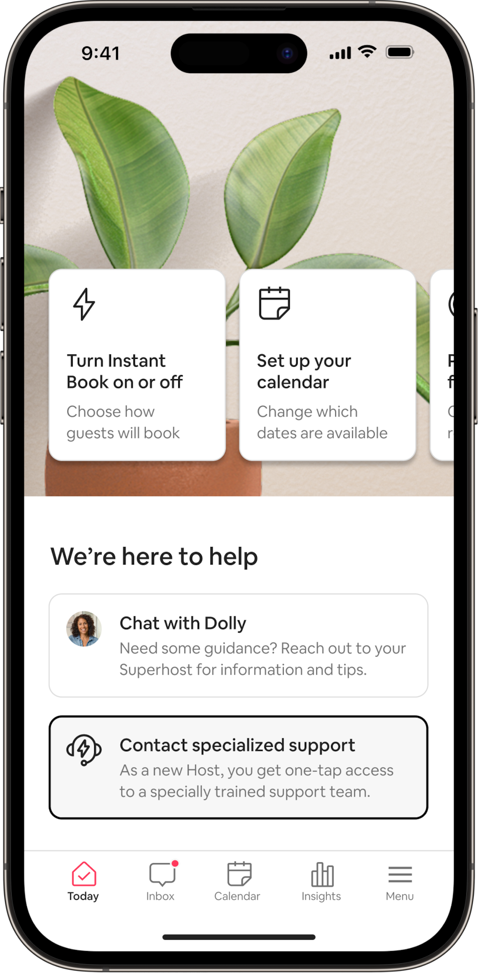En telefon viser fanen I dag for Airbnb-værter med forskellige indstillinger, hvor de kan administrere deres opslag, f.eks. et kalenderværktøj. På den nederste halvdel af skærmen kan nye værter vælge at chatte med deres Superhost eller få adgang til specialiseret support fra Airbnb ved blot at trykke på knappen på deres skærm.