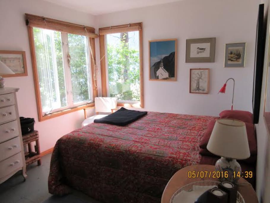 Master bedroom, Queen bed