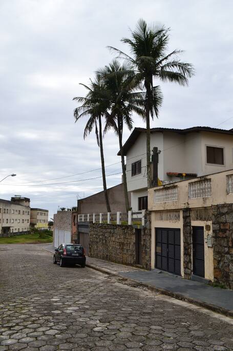 Rua, frente da casa. Atrás do Hotel Miami na Praia do Sonho.