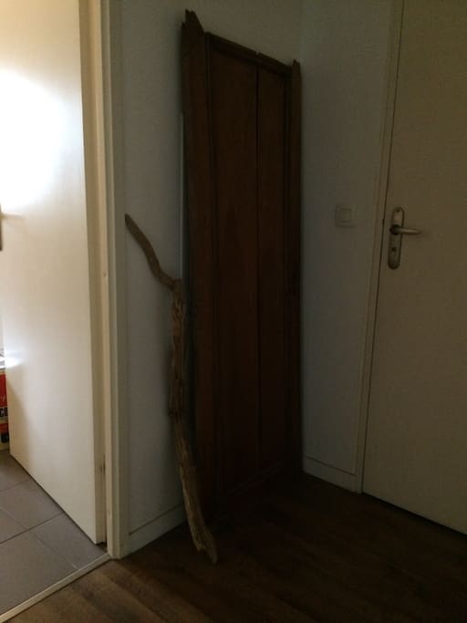 Voici l'entrée qui annonce la couleur bois flotté, vielle porte d'armoire en bois, quelques dessins faits maison