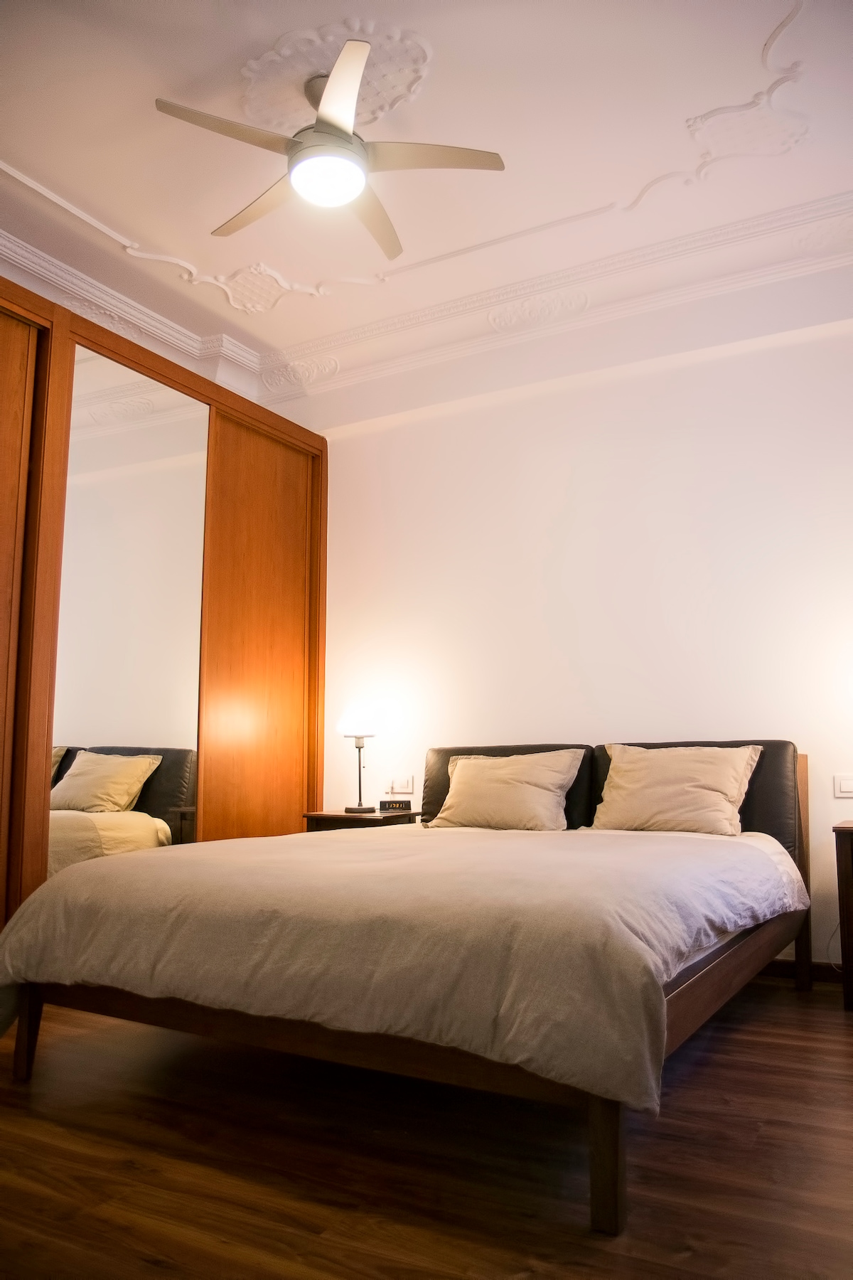 Spavaća soba ima golemi ormarić koji se proteže duž cijelog zida.