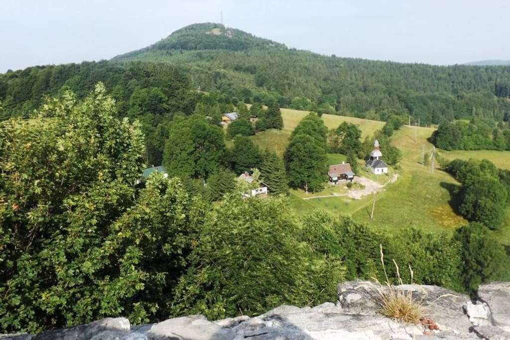 Pohled z hradu Tolštejn, v dálce je vidět Jedlová hora