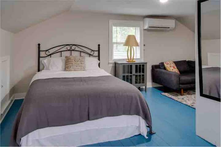  Lit queen size vintage confortable et accueillant dans la chambre à l'étage 