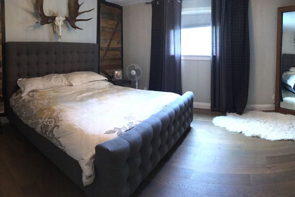 Bedroom 1 - King bed