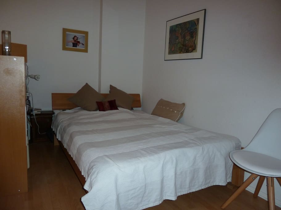 Franzoesisches Bett fuer 1-2 Personen, neue Matratze.