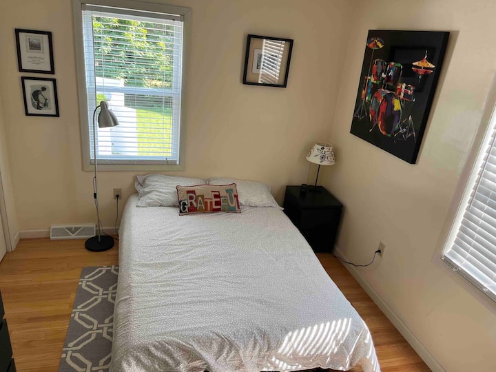 Спалня 3 с разтегателен диван и изглед към задния двор и басейна 