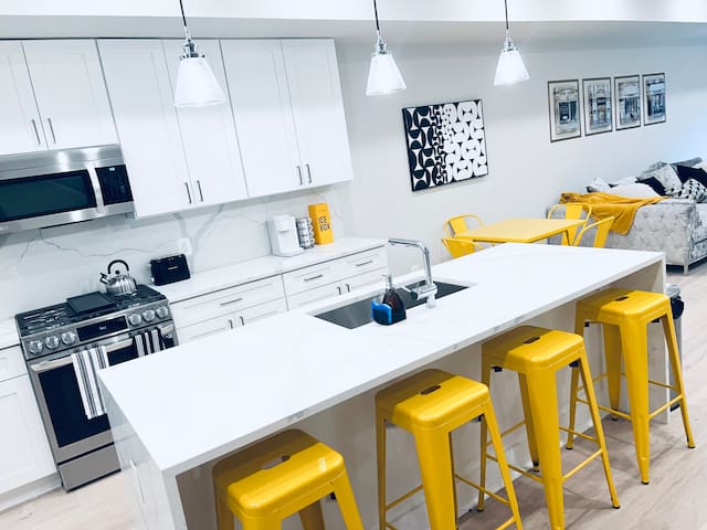 Designer 3BR Penthouse + Rooftop Free Cancellation gallery image 3