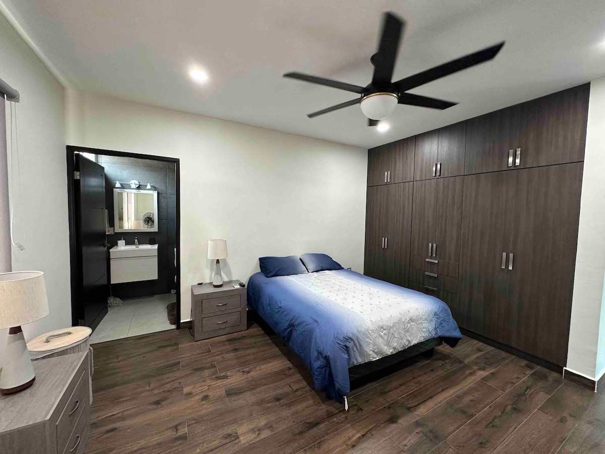 Srednja spavaća soba, s velikim ormarom za spremanje onoga što zauzimate, ova spavaća soba također ima vlastitu kupaonicu. 