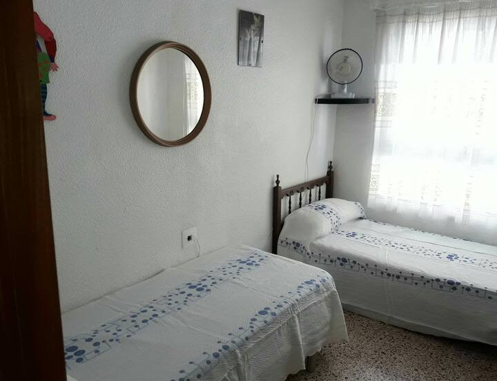chambre 2 lits 80 ס"מ - 2 חדרי שינה ליחיד.
2 camas single.