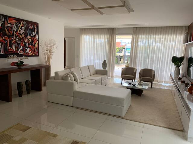 Luxury Penthouse overlooking Jardim Oceanico gallery image 4