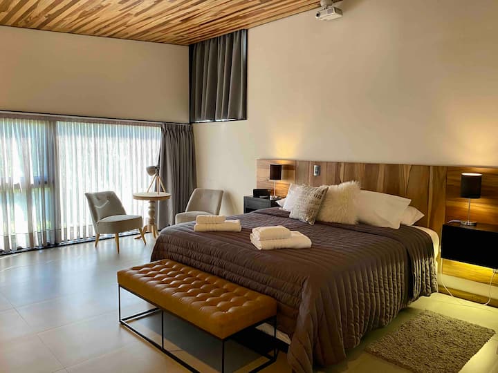 Na katu (spavaća soba u apartmanu, bračni krevet 180 x 200 cm)