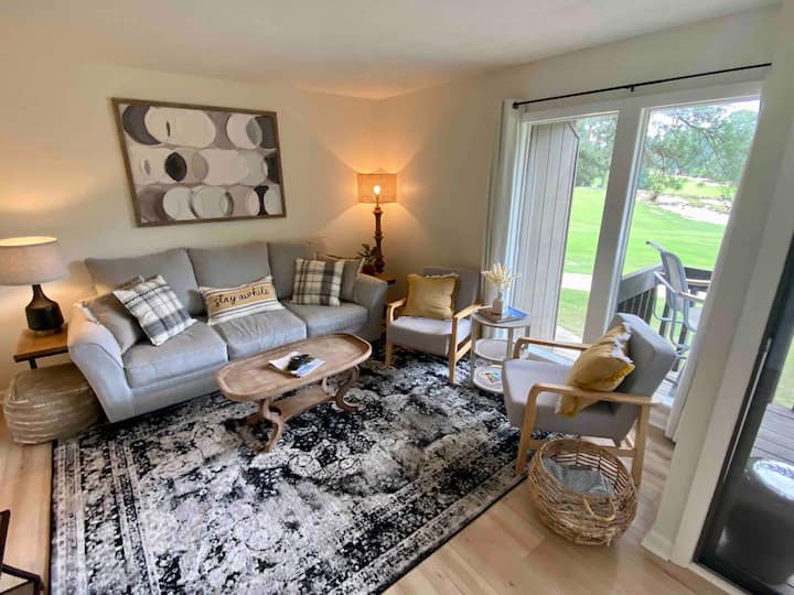 Il soggiorno è completo di un divano letto queen-size, una TV, un sacco di posti a sedere e una splendida vista sul campo!