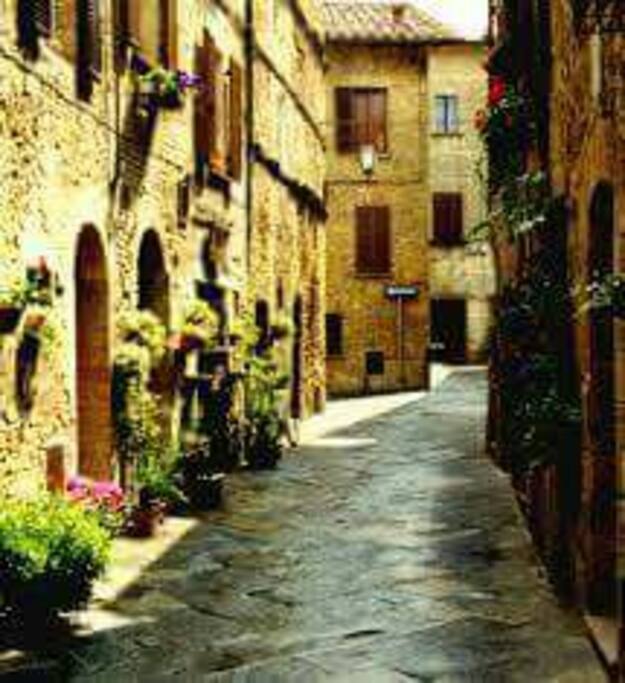 Immagini del borgo di Caserta vecchia dove la villa e' situata