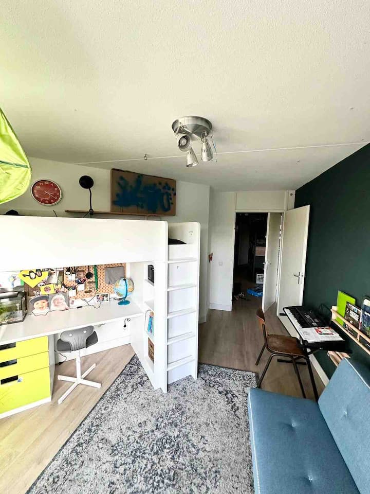 Dormitorio 2. “Dormitorio alto” tamaño para adultos y sofá cama.
